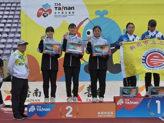 麗山高中何寀菊、林詠棋、蔡唯樂於全中運女子射箭團體對抗賽榮獲銀牌