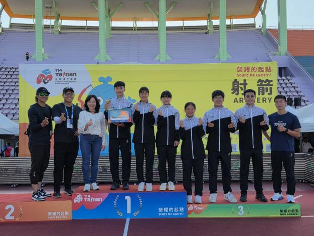 麗山高中高逢澤(左四)於全中運高男組射箭反曲弓個人對抗賽奪得金牌，與麗山高中陳汶靖校長(左三)、邱柏翰教練(左一)、田剛教練(左二)及鄧宇成學長(右一)合影留念