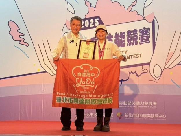 彭心柔老師在本次競賽中勇奪「藝術麵包靜態展示組」金牌與「奶油蛋糕裝飾競賽－社會組」金牌兩項大獎