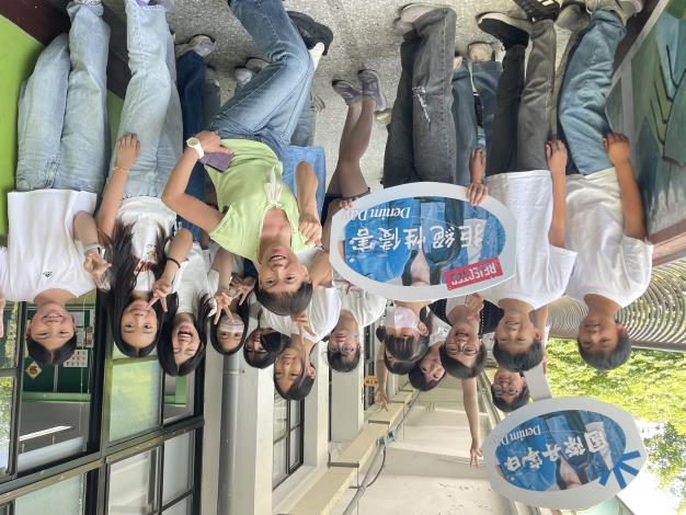 班級導師帶著學生一起穿單寧拒絕性侵害合影