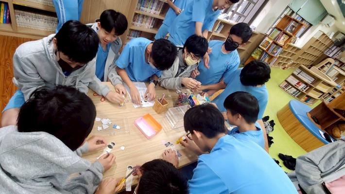 造型拼貼：搭配丹寧日，讓學生進行服裝型拼貼，展現自我