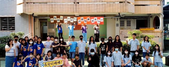 丹寧日合照：朝會活動後，邀請演員及學生合照