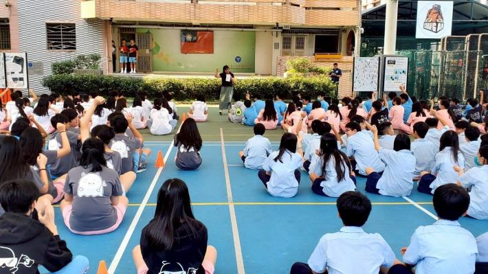 朝會劇場問答：邀請學生分享短劇所感、與性平有關之生活經驗，學生踴躍發言