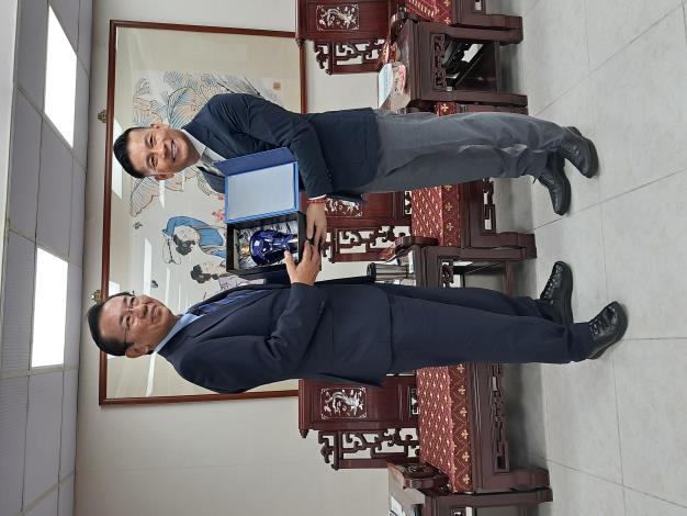 戴錫欽議長贈送菊地惠一議員紀念品