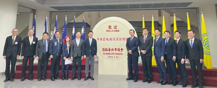 雙方議會大廳合影