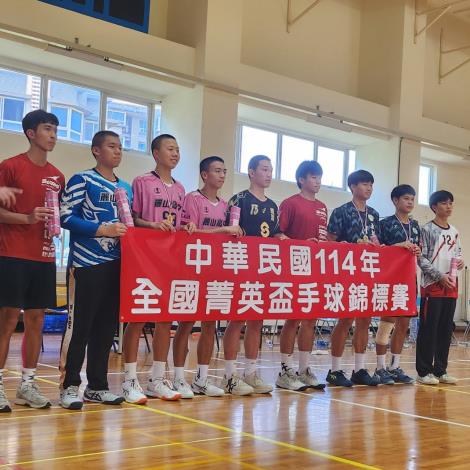 麗山高中球員簡宇謙(左四)、陳柏誠(左三)榮獲最佳球員，林琮祐(左二)榮獲最佳守門員