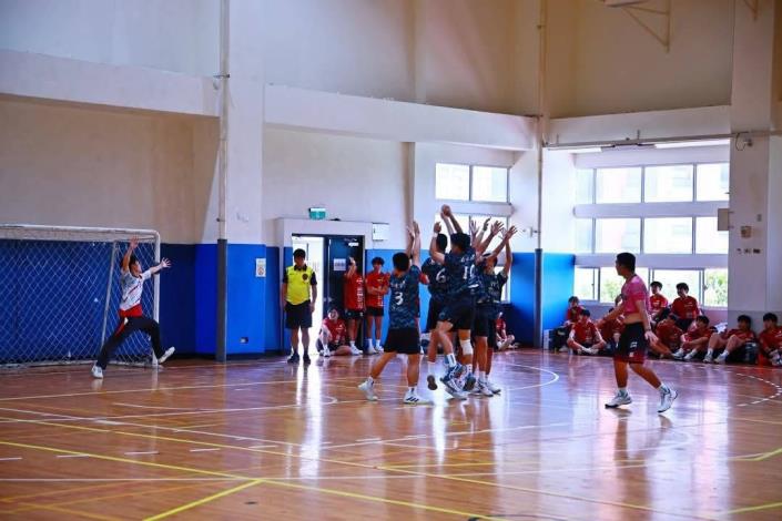 麗山高中手球隊關鍵九公尺罰球，成功射門取得關鍵得分!