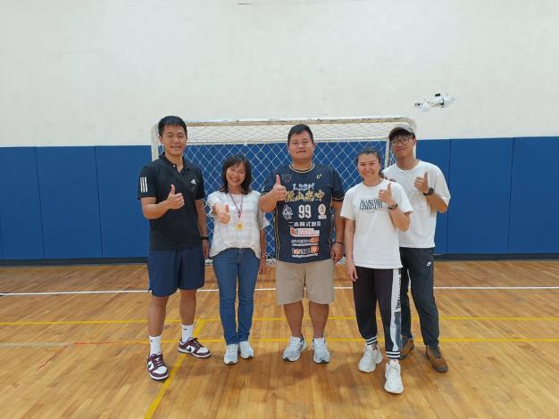 麗山高中師長團隊賽後開心合影(左起楊建昕老師、陳汶靖校長、林建晟教練、翁歆語運動防護員、簡郁恩實習防護員)