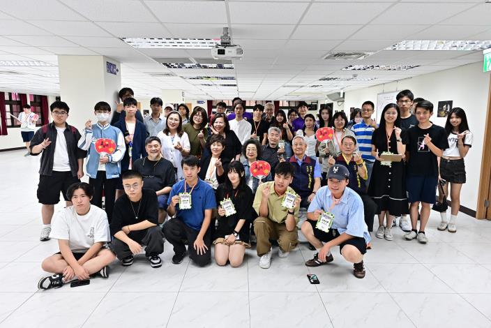 策展學生與景美集應廟人員合影