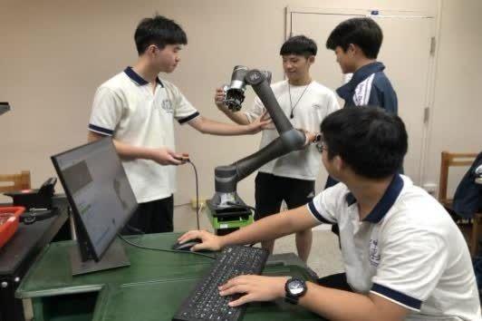 中正高中_新科技學程學生與法國學生進行機器手臂國際交流