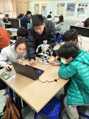 百齡高中_新科技學程_機器人比賽即將登場，學生們忙於精心調試機器人，結合創新設計與技術，為爭奪榮譽全