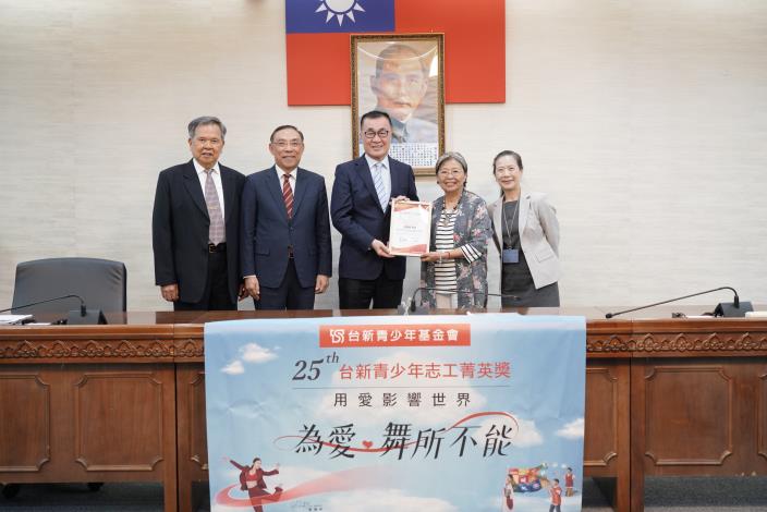 教師郭靜靜獲頒「弘揚公益獎」.JPG