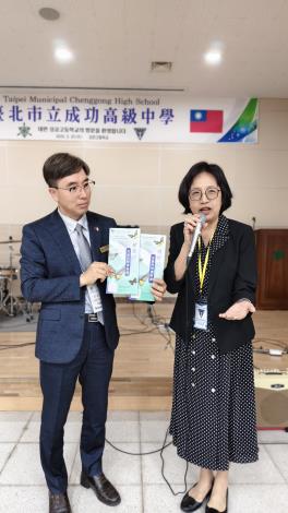 校長致贈韓文昆蟲館文宣
