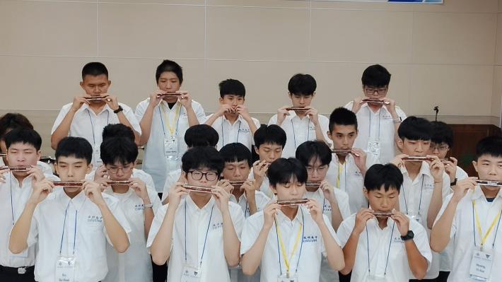 成功高中表演口琴