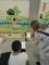 學生引導Dr. Hsieh使用平板進行AR雙語情境的探索任務