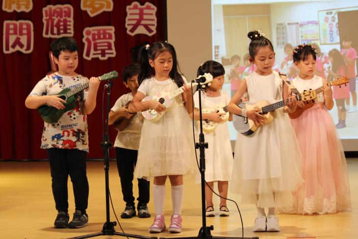 學生精心準備的烏克麗麗表演旋律溫暖動人.JPG