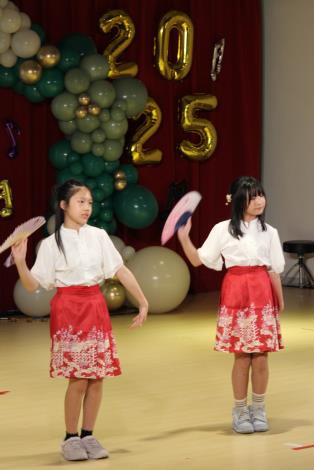 五年級學生表演扇子舞寄明月.JPG