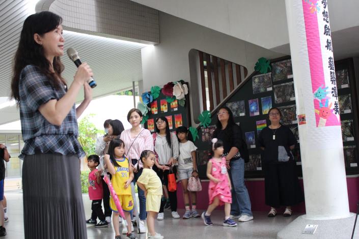 學生美展開幕校長鼓勵學生多元發展.JPG