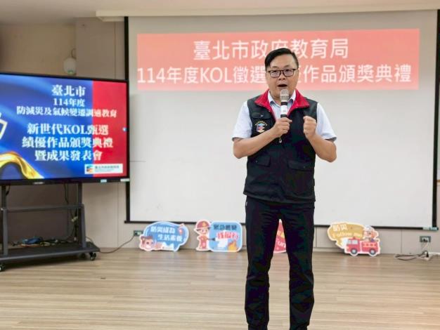 學安室黃國忠主任致詞為學生勉勵