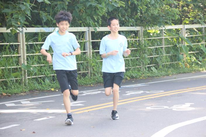 畢業生都跑得很開心