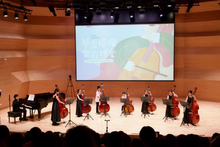 低音大提琴一字排開陣仗浩大