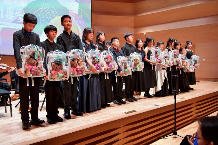 畢業生與老師合影離情依依