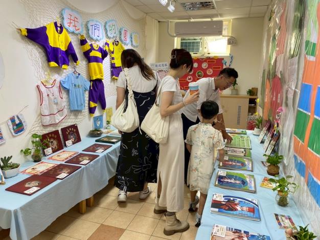 在中正時光迴廊中，展示歷屆園服及畢業紀念冊、老照片，感受中正成長歷程。
