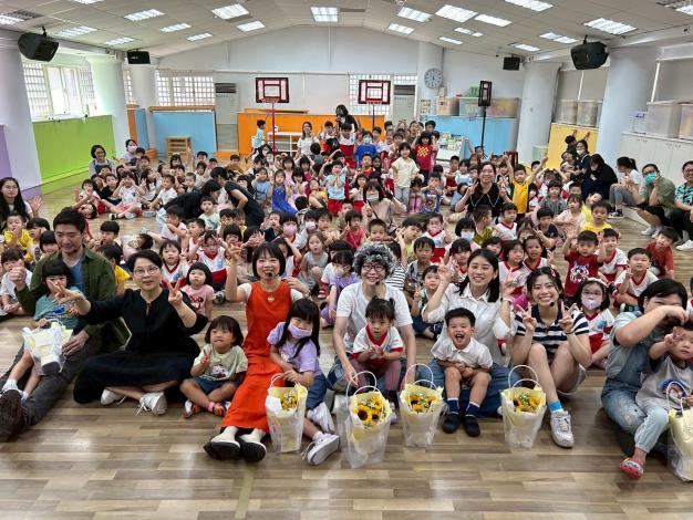 孩子與演戲家長大合照