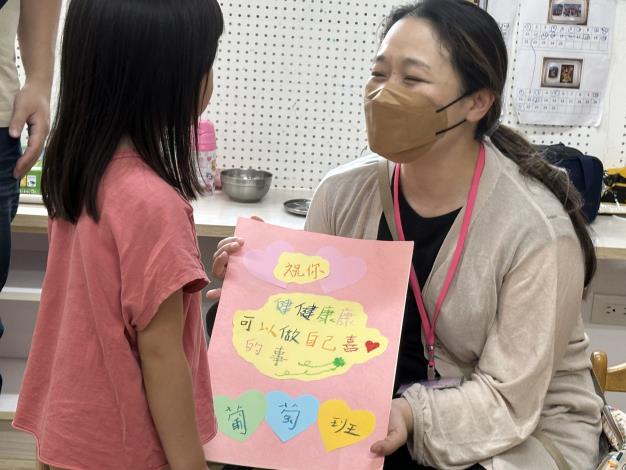 孩子將卡片交病童家人代轉