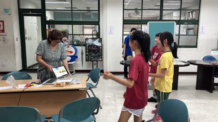 臺灣濱江學生表演新式健康操