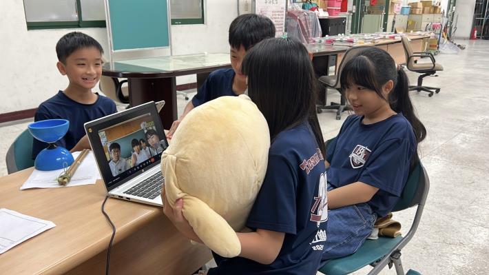臺灣濱江學生分享公仔玩偶