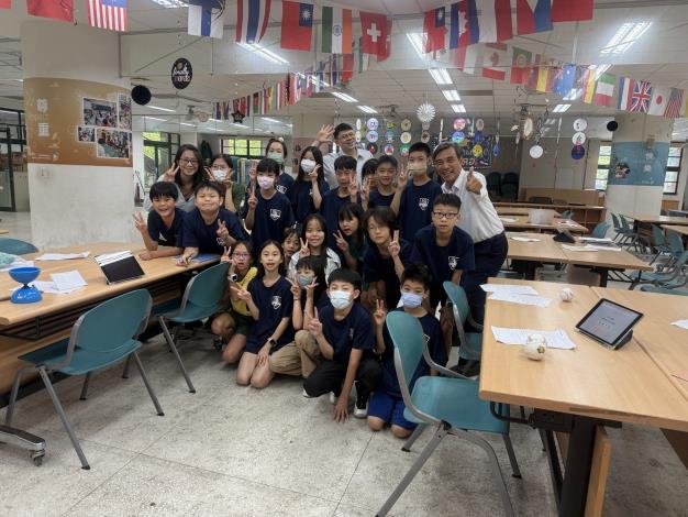 臺灣濱江國小師生大合照