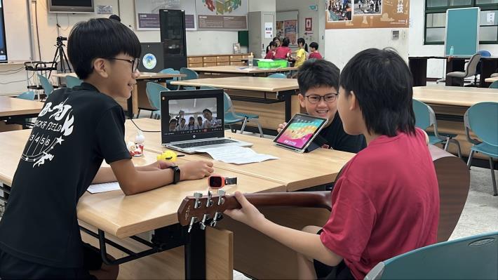 臺灣濱江學生表演吉他彈奏