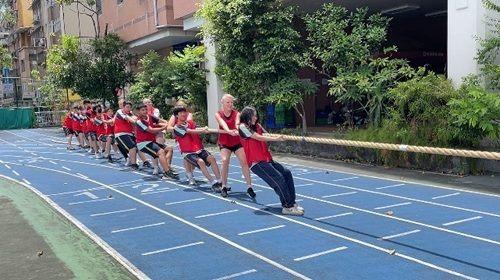 拔河時，雙方使盡全力，精彩萬分