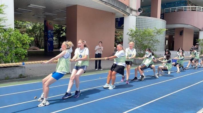 拔河時，雙方使盡全力