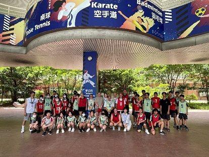 英國普利茅斯學院師生與805班師生合影