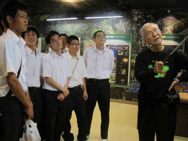 陳維壽老師於蝴蝶宮昆蟲科學博物館用流利的日文為日本訪客導覽.JPG