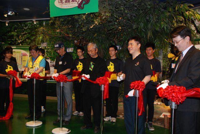 2012年-校慶日由臺北市郝龍斌市長、成功高中王登方校長及陳維壽老師共同剪綵下正式開幕