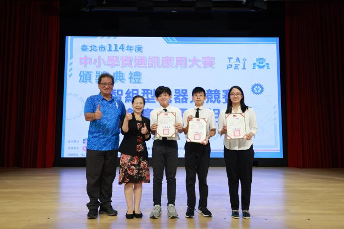 大安國小張老師指導同學運用程式語言，結合本市交通年議題設計車內「AI守護駕駛機器人」與路上「AI智能路口機器人」，榮獲創意賽第一名！.JPG