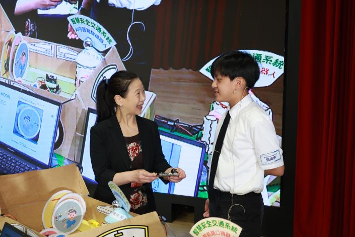 創意賽第一名大安國小張同學向陳副局長解說設計.JPG