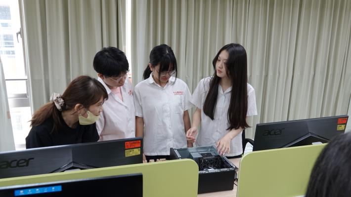 南港高工黃婷同學認真了解電腦組裝
