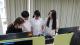南港高工黃婷同學認真了解電腦組裝