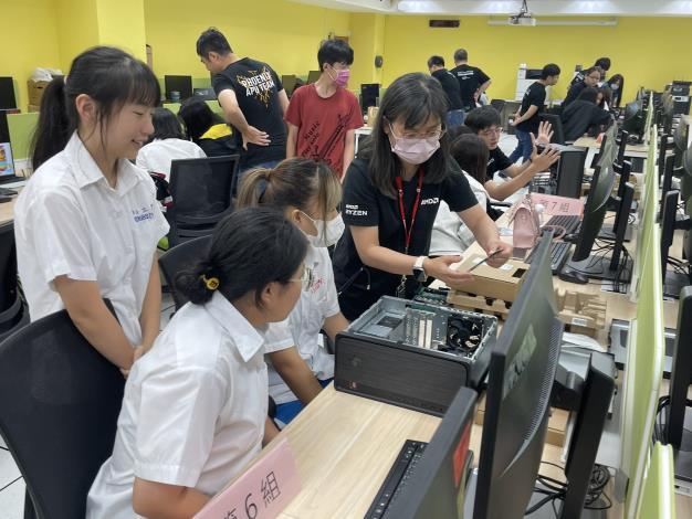 工程師向學生解說主機零件