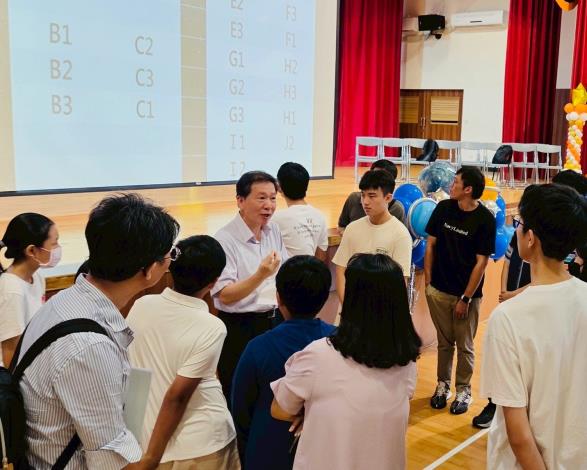 成果發表後專業教授給予選手回饋與建議