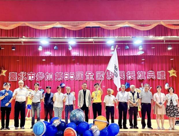 教育局中等教育科黃喬偉科長代表授旗,祝福臺北市代表隊旗開得勝