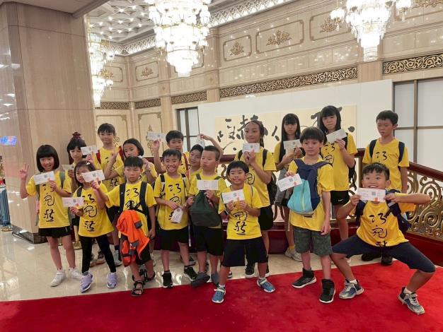 巧宛然全體團員與各國小朋友一同步入國家音樂廳，欣賞世界冠軍聖安琪合唱團的音樂盛宴。