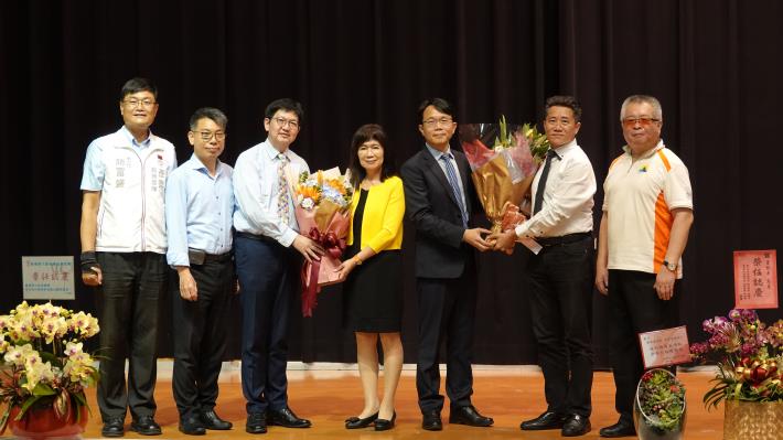 南港高工新舊任校長與校友會合影.JPG