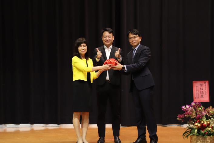 南港高工第7任與第8任校長印信交接.JPG
