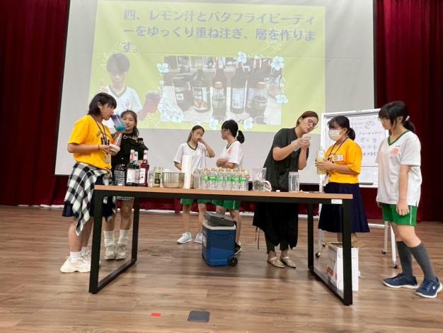 使用小田園自產烏梅、檸檬汁、蝶豆花調製漸層星空飲料