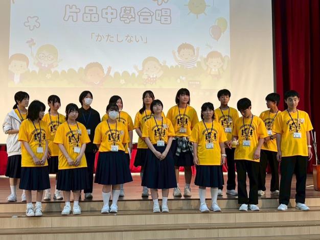 片品中學感性地清唱《かたしない》，歌聲如天籟